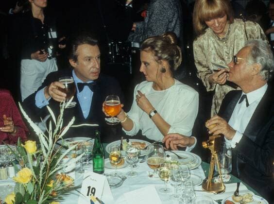 Peter Alexander (li.) mit Tochter Susi und Ephraim Kishon 02 85 rag festlich quer halb sitzend Tisch Geschirr Essen Glas Bier trinkend Gespräch
