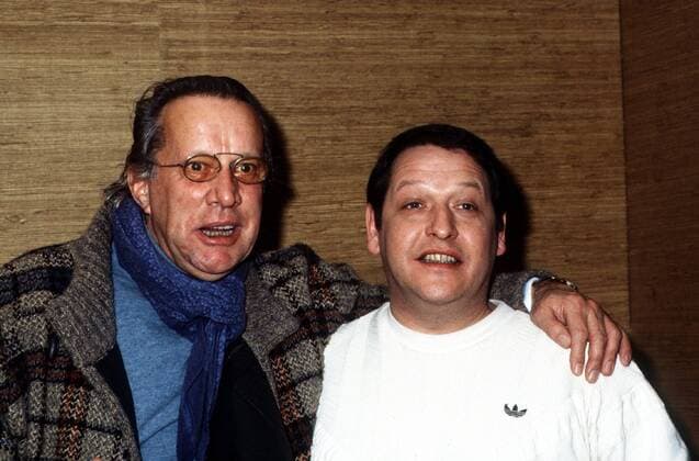 Heinz Baumann und Diether Krebs (v.li.) 12 85 wie Fernsehen TV Schauspiel Komik quer Portrait umarmend leger lächelnd fröhlich