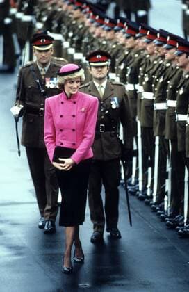 Lady Diana Princess of Wales in Berlin 10 85 rud England Großbritannien Adel Gesellschaft Königshaus Ehefrau von Charles Prinz of Wales blond seriös Kostüm pink Hut Soldat stehend Empfang ganz quer draußen neutral