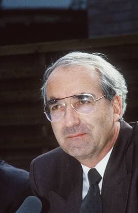 Dr. Günther von Lojewski (Intendant des SFB) 09 89 hör Mann Fernsehen TV Journalismus promovierter Historiker Promotion Geschichte geboren am 11. Juni 1935 seit 18.4.1989 Intendant des SFB seriös kurzhaarig grauhaarig Hemd weiss Jackett grau schwarz Krawatte Brille draussen halb hoch neutral Mikrofon Interview Pressekonferenz Statement