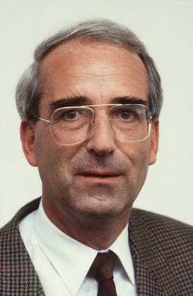 Dr. Günther von Lojewski (Fernsehjournalist) 09 85 rag Mann Fernsehen TV Journalismus promovierter Historiker Promotion Geschichte geboren am 11. Juni 1935 seriös kurzhaarig grauhaarig Hemd weiss Jackett kariert grau schwarz Krawatte Brille Portrait hoch neutral