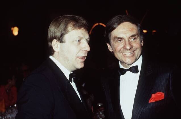 Eberhard Diepgen, 80. Geburtstag am 12. November Harald Juhnke (re.) und Eberhard Diepgen 02 85 rag Mann Schauspieler Schauspiel TV Fernsehen Film Entertainer Entertainment dunkelhaarig kurzhaarig seriös Jackett Smoking schwarz Hemd weiss Fliege stehend Saal Halle dunkel halb quer Gespräch Eberhard Diepgen = CDU-Politiker