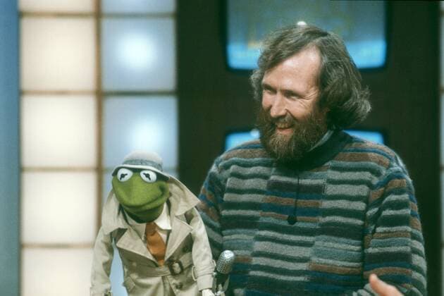 Jim Henson mit Kermit 10 83 stroe USA Amerika Mann Produzent Erfinder Kino Film Puppe Figur Frosch Frog The Muppets TV Fernsehen halb quer Studio Fernsehstudio lächelnd lässig Pullover