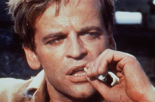 Klaus Kinski in Das Auge der Spinne 1971 teu Mann Schauspieler Schauspiel TV Fernsehen Film Kino Kinofilm italienischer Kriminalfilm Krimi dunkelhaarig kurzhaarig leger Hemd Portrait quer nachdenklich gelangweilt genervt zur Seite schauend Zigarette haltend rauchend Szene Filmszene !AUFNAHMEDATUM GESCHÄTZT! !ACHTUNG: NUTZUNG NUT BEI FILMTITEL-NENNUNG!