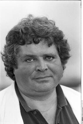 Klaus Dahlen (Schauspieler) 09 85 vZ Klaus Dahlen im September 1985 während der IFA Internationale Funkausstellung 1985 in Berlin TV Fernsehen Schauspiel Schauspieler Film Mann dunkelhaarig kurzhaarig lockig Locken neutral Hochformat hoch Portrait ganz s w schwarzweiß sw