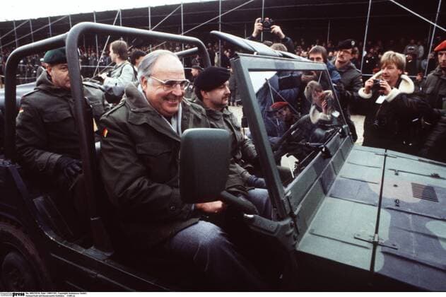 Helmut Kohl mit Bundeswehr-Soldaten 11 85 ru Mann Politik Politiker CDU Ex-Bundeskanzler Partei ehemaliger Bundeskanzler grauhaarig Halbglatze seriös Bundeswehr Parka Anorak Hemd Krawatte halb quer Jeep sitzend Beifahrer Beifahrersitz Halbprofil lächelnd 30.Jahrestag der Bundeswehr