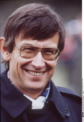 Heinz Riesenhuber (Forschungsminister) 11 85 stroe Mann Politiker Politik Partei CDU Minister Ministerium Forschung dunkelhaarig kurzhaarig Brille stehend draußen Portrait hoch lächelnd