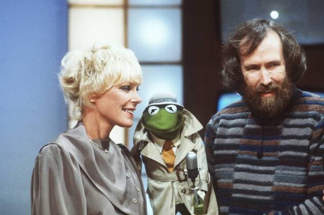Elke Sommer mit Jim Henson und Puppe Kermit 10 83 stroe Fernsehen TV Film Schauspiel Kino Studio Dekoration Kulisse Fernsehstudio stehend lächelnd Spielzeug Puppe Maskottchen halb quer