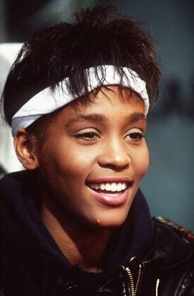Whitney Houston (Sängerin, Schauspielerin) 06 85 wie Frau TV Fernsehen Schauspiel Musik Gesang Sängerin Pop USA Amerika leger dunkelhaarig kurzhaarig dunkelhäutig Portrait hoch Stirnband Lederjacke lächelnd Halbprofil