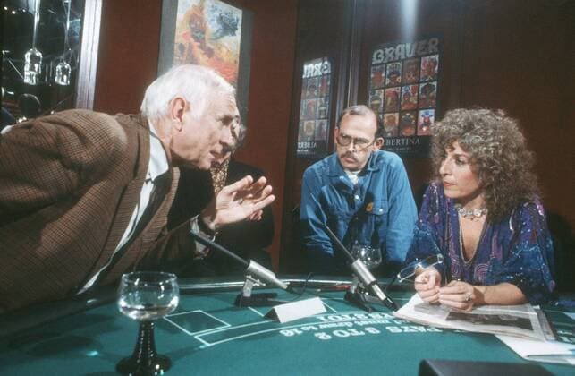 Vicco von Bülow (li., Loriot ) 12 85 ru v.li.: Victor von Bülow, Günter Wallraff und Lea Rosh am 06. Dezember 1985 in III nach 9 (RB) TV Fernsehen Talk Talkshow Show Deutschland deutsch Deutscher Film Kino Mann Comedy Comedian Schauspiel Komik Schauspieler Regisseur Komiker Autor Schriftsteller Zeichner Loriot Karikaturist Cartoons Loriot Männer Journalist Aufklärungsjournalist Journalismus Moderatorin Moderation Frau german actor director author writer caricaturist cartoonist journalism female host presenter quer halb sitzend sprechend gestikulierend