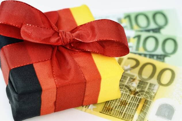  Geschenk in deutschen Nationalfarben, Euro-Geldscheine, Symbolbild Steuersenkung, Steuergeschenk iblcof02079457