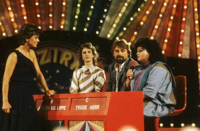 Uschi Glas, Beatrice Richter, Jürgen v.d. Lippe, Trude Herr (v.li.) 06 83 stroe Uschi Glas, Beatrice Richter, Jürgen von der Lippe und Trude Herr (v.li.) am 11. Juni 1983 in Telezirkus aus Münster Deutschland TV Show Williams Althoff Zirkus Circus Fernsehen Moderatorin Moderator Moderation Schauspiel Schauspielerin Sängerin Gesang quer halb stehend sitzend sprechend