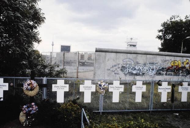 Feature Symbol: Berliner Mauer 09 85 vZ Berliner Mauer im September 1985 Deutschland Einheit deutsche DDR Deutsche Demokratische Republik Bundesrepublik Deutschland BRD Hauptstadt geteilte Stadt Ostberlin Westberlin West Ost Grenze Berlin Ostberlin Westberlin Graffiti Turm Wachturm Mauertote Kreuze Tote Gedenkstätte wall border gdr germany capital city quer draußen