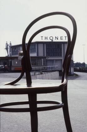 Designklassiker von Michael Thonet Firmengebäude der Gebrüder Thonet GmbH in Frankenberg 08 84 - Unternehmen Thonet Stuhl-Hersteller Stuhlhersteller Herstellung Stühleklassiker Stühle-Klassiker Stuhl Cafehausstuhl Firma im 19. Jahrhundert (1819) gegründet von Tischlermeister Michael Thonet (1796 - 1871) in Boppard am Rhein 1849 Verlegung verlegt nach Wien Gründung der Gebrüder Thonet OHG im selben Jahr Erfindung der Bugholztechnik Bugholz-Technik Revolution in der Möbelherstellung Buchenholz Buche Holz wird unter Dampfeinsatz gebogen Dampf Wasserdampf Biegetechnik biegen gebogenes Holz ermöglichte neue Formen Form gebogene Rückenlehnen Rückenlehne Lehne Lehnen von Wien aus Werksgründung in Frankenberg Eder (Nordhessen) nach dem Krieg getrennte Wege der Werke in Deutschland und Österreich Georg Thonet = Ururenkel von Firmengründer Michael Thonet Ur-Ur-Enkel deutsche Gebrüder Thonet GmbH wird heute geleitet von