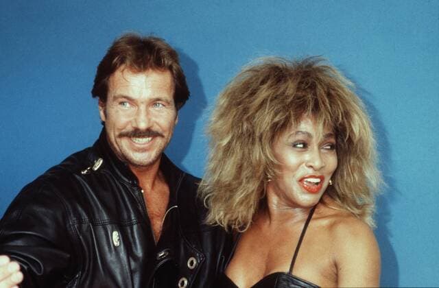Tina Turner mit Götz George 10 86 - Musik Pop Gesang USA stehend lächelnd leger Portrait quer