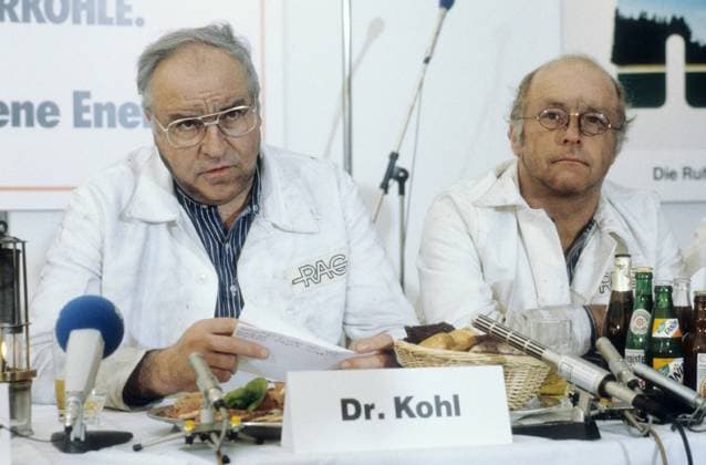 Helmut Kohl (li.) mit Norbert Blüm 11 86 - Mann Politik Politiker CDU Ex-Bundeskanzler Partei ehemaliger Bundeskanzler grauhaarig Halbglatze leger Brille Kittel Arbeitskleidung Arbeitsjacke halb quer sitzend Podium Mikrofon Pressekonferenz verschmutzt verdreckt Gesicht schmutzig dreckig Staub Dreck Kohlendreck RAG