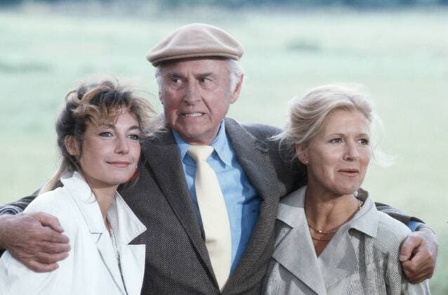 Das Erbe der Guldenburgs v.li.: Ute Lemper, Stewart Granger und Christiane Hörbiger 09 86 dar Fernsehen Serie leger quer halb stehend umarmend fröhlich lächelnd