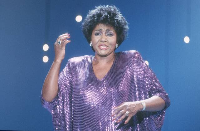Grace Bumbry 08 86 rag Frau dunkelhäutig Gesang Musik Locken festlich Kleid Bühne Auftritt quer halb stehend singend gestikulierend