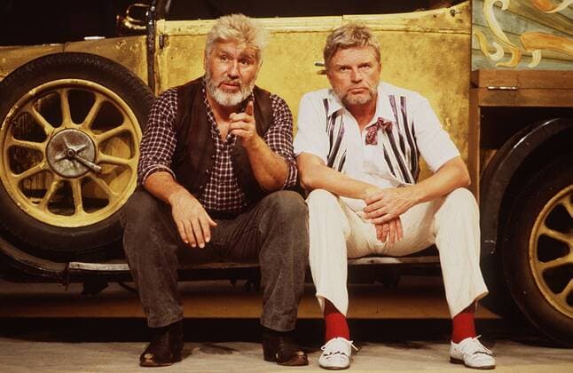 Mario Adorf (li.) mit Hardy Krüger 11 86 dar Mann Fernsehen TV Film Schauspiel Bart leger sitzend Auto Hemd Weste Gespräch grauhaarig Szene ganz quer