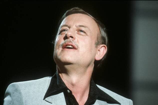 Roger Whittaker (Sänger) 03 84 - Roger Whittaker am 29.03.1984 in Show & Co. mit Carlo Großbritannien britischer Brite Mann Musik Schlager Gesang Kunstpfeifer Liedermacher britisch singer songwriter whistler Oberlippenbart Bärtchen Bart Schnurrbart Schnauzbart leger Hemd Jackett quer Portrait aufschauend lächelnd