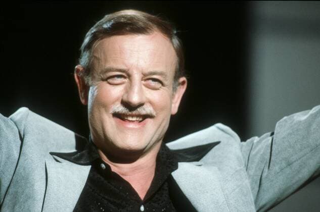 Roger Whittaker (Sänger) 03 84 - Roger Whittaker am 29.03.1984 in Show & Co. mit Carlo Großbritannien britischer Brite Mann Musik Schlager Gesang Kunstpfeifer Liedermacher britisch singer songwriter whistler Oberlippenbart Bärtchen Bart Schnurrbart Schnauzbart leger Hemd Jackett quer Portrait lachend lächelnd