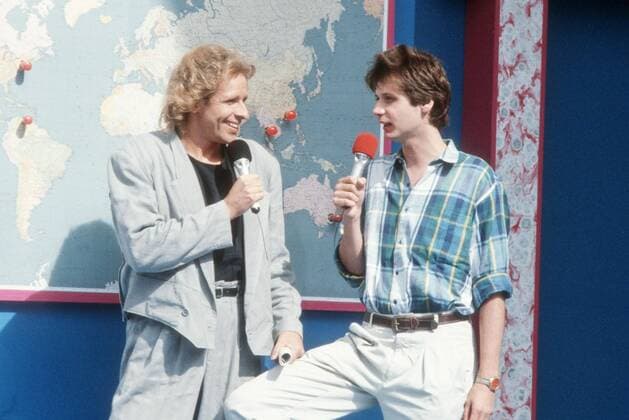 Thomas Gottschalk (li.) mit Günther Jauch 09 87 - Thomas Gottschalk (li.) mit Günther Jauch im September 1987 während der IFA Internationale Funkausstellung in Berlin Berliner Messe Ausstellung Medien TV Fernsehen Deutschland deutsch deutscher Mann Männer Moderatoren Moderator Moderation Sprecher Schauspieler Schauspiel Film Kino host hosts presenter presenters German quer halb stehend sprechend gestikulierend