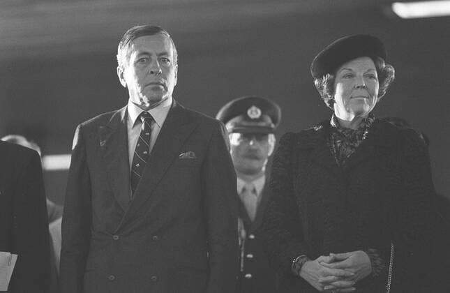 Königin Beatrix und Prinz Claus der Niederlande 10 86 - Adel adlig adelig Gesellschaft Niederlande Holland Prinz Claus von Amsberg Königin Beatrix seriös festlich stehend halb quer lächelnd posierend Menschen Einweihung A 57 bei Goch