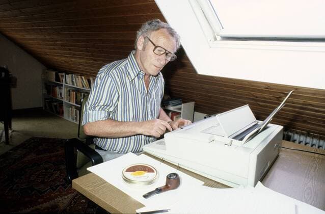 Max von der Grün (Schriftsteller) 05 86 - Mann Autor Schriftsteller Literatur grauhaarig kurzhaarig Brille leger Hemd halb quer sitzend Schreibtisch Büro Arbeitszimmer Schreibmaschine nachdenklich arbeitend schreibend Halbprofil Homestory exklusiv