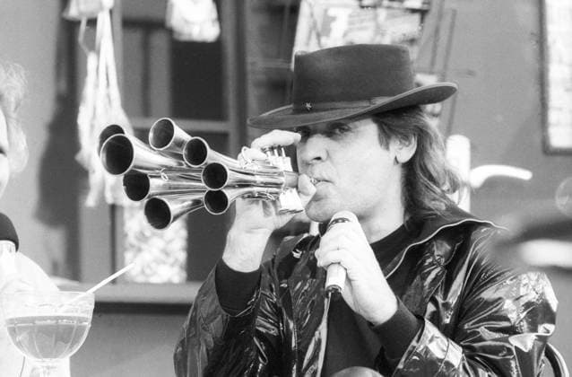 Udo Lindenberg (Sänger) 09 87 - Udo Lindenberg im September 1987 bei der IFA Internationale Funkausstellung in Berlin Deutschland deutsch Deutscher Mann Musiker Gesang Komponist Textschreiber Autor Künstler Maler Zeichner German singer musician quer halb Hut haltend spielend blasend Schalmei Spielleute Spielleuteschalmei Instrument sw