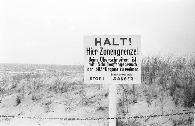 Innerdeutsche Grenze bei Lübeck-Travemünde 03 72 - Innerdeutsche Grenze bei Lübeck-Travemünde im März 1972 Feature Symbol Strand DDR BRD Wasser Meer See Zonengrenze SBZ Halt Gefahr Warnung Schild Hinweis Bundesgrenzschutz BGS Grenzverlauf Deutsche Teilung German boarder gdr frg germany draußen quer sw