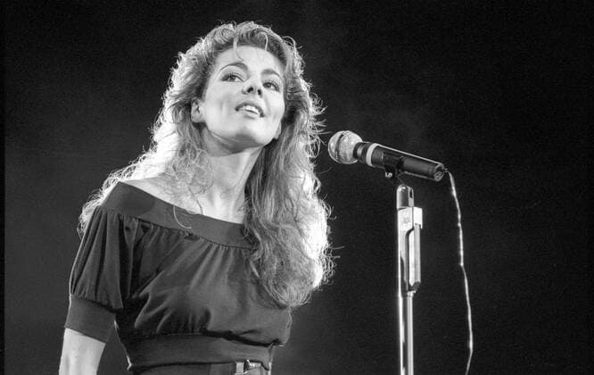 Sandra (Sängerin) 09 87 rag Sandra bei der AIDS-Gala in München im September 1987 deutsch Deutschland Deutsche Frau Gesang Musik Pop Popsängerin Fernsehsendung TV Fernsehshow Sendung german female singer quer halb stehend singend lächelnd Mikrofon haltend langhaarig sw