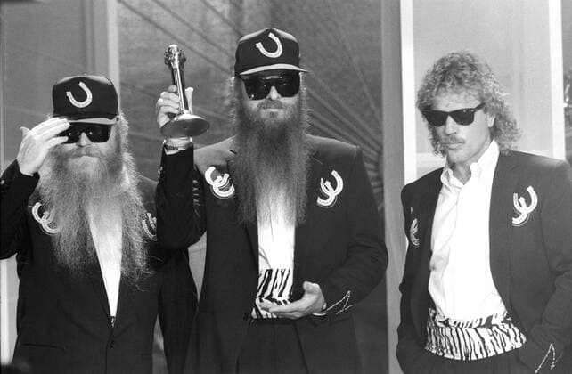 ZZ Top (Rockband) 08 87 ru ZZ Top am 27. August 1987 bei der IFA Internationale Funkausstellung in Berlin bei der Verleihung des Musikpreises Berolina USA Amerikaner amerikanische amerikanischer Mann Männer Band Rock Musik Musikgruppe Gruppe Blues Bluesrock Musikpreis v.li.: Dusty Hill, Billy Gibbons, Frank Beard american singer musician singers musicians rockmusic quer halb stehend singend Auftritt live Bühne Auszeichnung Preis Bart Bärte vollbärtig Vollbart Mütze Kappe Cap Sonnenbrille sw