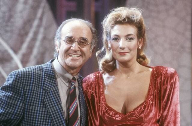 Ute Lemper mit Alfred Biolek 09 87 rag Ute Lemper und Alfred Biolek im September 1987 in Mensch Meier Deutschland deutsche Frau Sängerin Gesang Tänzerin Tanz Varieté Musical Schauspiel Schauspielerin TV Fernsehen Bühne Chansonette Chansons Showstar Deutscher Mann Moderator Moderation german female singer dancer actress host presenter quer halb stehend lächelnd