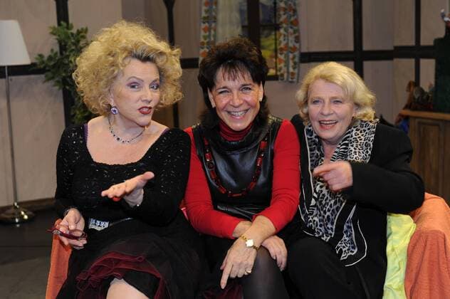 Veronika von Quast, Gerda Steiner und Christiane Blumhoff Steiner s Theaterstadl Premiere Geld, Gift und Hormone Neues TV-bekanntes Ensemble Benefiz Sternstunden e. V. München 07. Dezember 2011