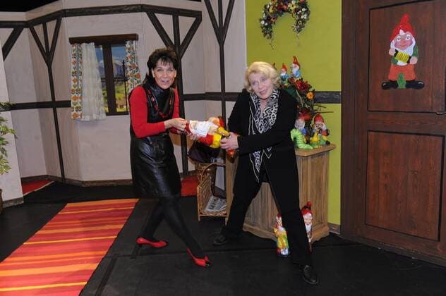 Gerda Steiner und Christiane Blumhoff Steiner s Theaterstadl Premiere Geld, Gift und Hormone Neues TV-bekanntes Ensemble Benefiz Sternstunden e. V. München 07. Dezember 2011