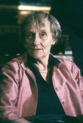 Astrid Lindgren (Schriftstellerin) 11 87 mot Frau Literatur Schriftstellerei Autor Schweden Kinderbuch Buch grauhaarig leger Bluse Jacke sitzend Portrait hoch neutral