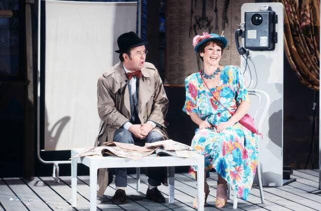 Ernst H. Hilbich mit Lotti Krekel in der NDR-Lachparade 11 87 dar Schauspieler Schauspiel Theater TV Fernsehen Komiker Komik dunkelhaarig kurzhaarig Verkleidung Kostüm stehend Saal Bühne Auftritt ganz quer Gespräch Szene