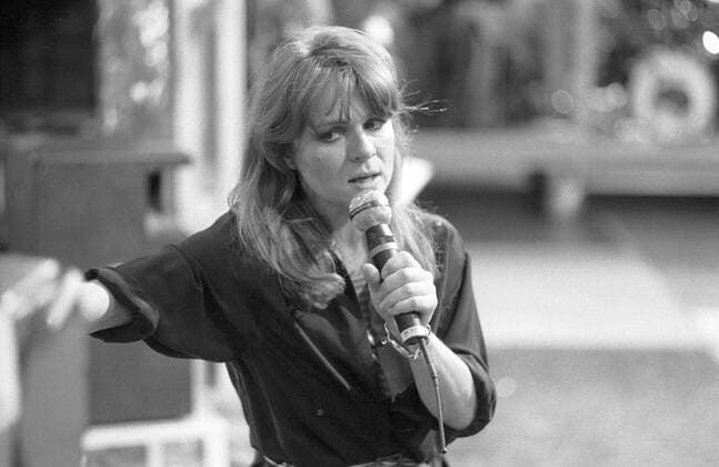 Cornelia Froboess (Sängerin) 03 84 mot Cornelia Froboess im März 1984 in Bei Bio Deutschland deutsch Deutsche FRau Gesang Schauspielerin SChauspiel Film TV Fernsehen Fernsehstudio Kulisse Deko Talk Talkshow Show german actress singer quer halb stehend singend Mikrofon haltend sw