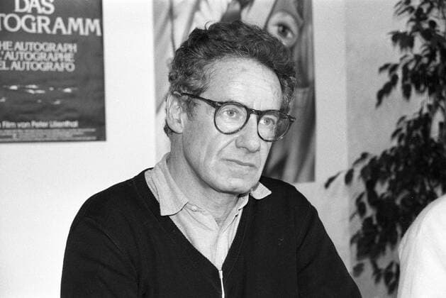 Peter Lilienthal (Regisseur) 02 84 köh Peter Lilienthal im Februar 1984 während der 34. Internationalen Filmfestspiele in Berlin Internationale Filmfestival Deutschland deutsch Deutscher Mann Regie Film german director quer Portrait neutral sw