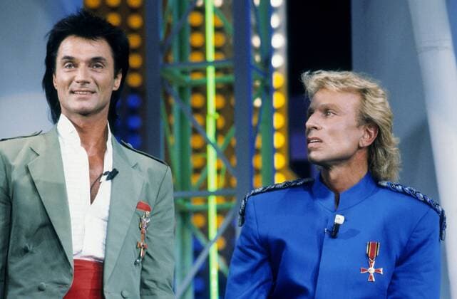 Siegfried (re.) und Roy in Mensch Meier 09 87 ru Mann Männer TV Fernsehen Show Sendung Magie Zauberei Magier Zauberer Entertainement Zauber Las Vegas halb quer stehend TV-Studio Kulisse Dekoration Bühne lächelnd seriös