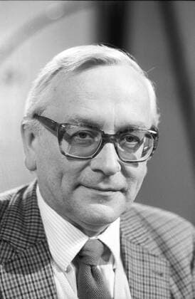 Günter Gaus (Journalist) 08 87 ru Günter Gaus im August 1987 in der Talkshow Atelier 4 Deutschland deutsch Deutscher Mann Journalismus Autor Schriftsteller Literatur Publizist Diplomat Politiker Politik Staatssekretär Bundeskanzleramt ständige Vertretung DDR grauhaarig weißhaarig kurzhaarig seriös Jackett Krawatte Brille Hornbrille Hochformat hoch Portrait lächelnd sw