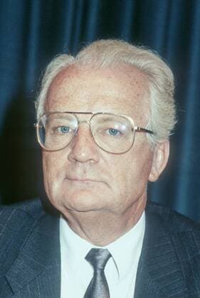 Prof. Dr. Günter Herrmann (Jurist, Medienmanager) 09 87 vZ Mann Medien TV Fernsehen Hörfunk Rundfunk Intendant SFB (1987-1989) Jura Rechtswissenschaft Justitiar WDR (1971-1986) seriös Krawatte Sakko Brille grauhaarig Halbglatze hoch Porträt neutral