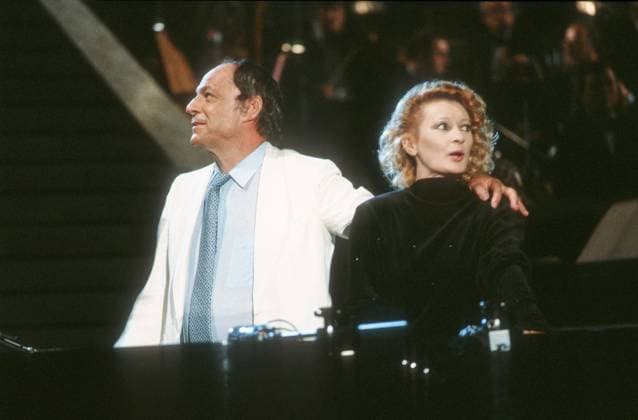 Ingrid Caven mit Charles Dumont 10 83 vZ Ingrid Caven mit Charles Dumont im Oktober 1983 Deutschland deutsch Deutsche Frau Sängerin Chansons Chanson Gesang Chansonsängerin Chansonette Schauspiel Schauspielerin Schmidt Fassbinder Mann german femal singer blond lockig Kleid quer halb stehend Bühne Auftritt