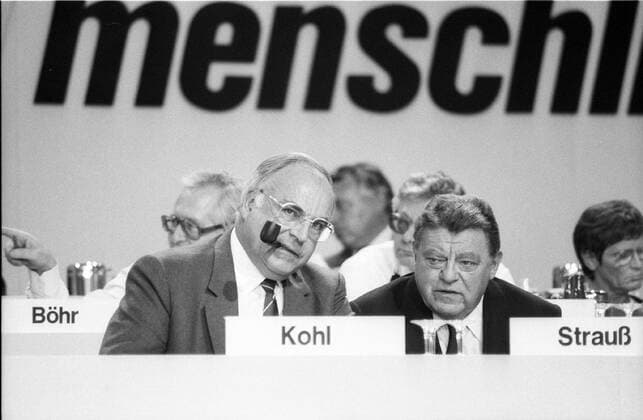 Helmut Kohl (li.) mit Franz Josef Strauß 10 86 rag Helmut Kohl (li.) mit Franz Josef Strauß beim CDU-Bundesparteitag 06.-10.10.1986 in Mainz Deutschland Deutsche Deutscher deutsch Männer Mann Politik Politiker Podium Delegierte Bundeskanzler Kanzler Regierungschef german politicians politician chancellor head of administration quer halb sitzend Pfeife rauchend rauchen sprechend sw
