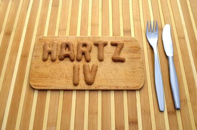  Hartz IV, geschrieben mit Buchstaben aus Russisch Brot auf Frühstücksbrettchen aus Holz, Besteck, Messer, Gabel ibldpj02082866