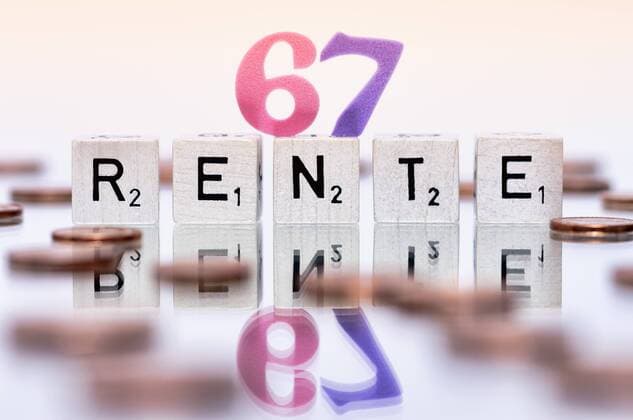 Buchstabenwürfel bilden das Wort Rente, Symbolbild Rentenbeginn mit 67 Jahren iblcof02088126