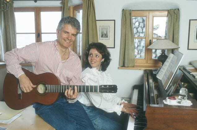 Peter Horton, 80. Geburtstag am 19. September Peter Horton und Stanislava Kantcheff in ihrem Ferienhaus in Wildschönau Tirol 04 88 rag Mann Sänger Gesang Musik Chansons Chanson Chansonnier Frau Duo dunkelhaarig leger sitzend Haus Ferienhaus Landhaus Zweitwohnsitz Zweitwohnung Tiroler Berge Tirol Österreich halb quer lächelnd Instrument Gitarre Klavier spielend Duett Stanislava Slava Kantcheff Kantscheff Kantchef Kantschef Kantschev Kantchev Homestory privat exklusiv