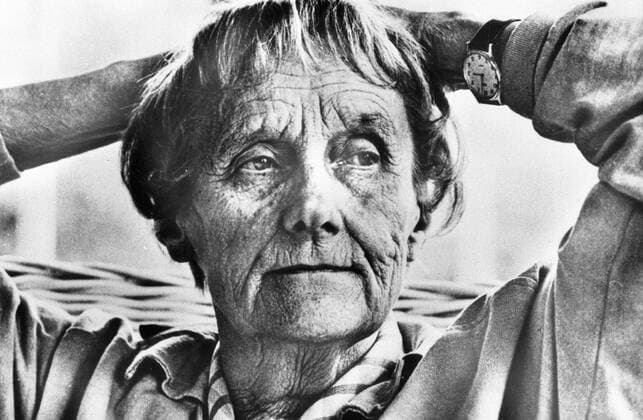 Astrid Lindgren (Schriftstellerin) 03 88 - Astrid Lindgren im März 1988 Frau Schwedin Schweden Autorin Kinderbücher Buch Bücher Pippi Langstrumpf Literatur Arme verschränkt Kopf ernst Uhr Armbanduhr kurzhaarig Querformat quer Porträt sw