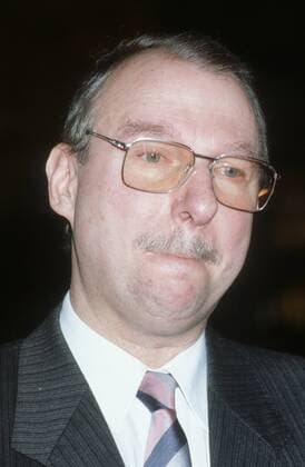 Aribert Reimann (Komponist) 02 88 dar Mann Komposition Komponieren Musik Klassik klassische Musik dunkelhaarig grauhaarig Schnäuzer Brille seriös Jackett Hemd Krawatte Portrait hoch nachdenklich sich auf die Lippen beissend Lippen zusammenkneifend zusammengekniffen verkniffener Mund
