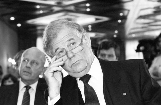 Kurt Biedenkopf (Politiker) 04 88 hör Kurt Biedenkopf während der Verleihung des Carl-Bertelsmann-Preis im April 1988 in Gütersloh Deutschland deutsch Deutscher Mann Politik CDU Partei grauhaarig kurzhaarig seriös Krawatte Sakko Hemd Brille Lesebrille Hand Querformat quer Portrait neutral sw